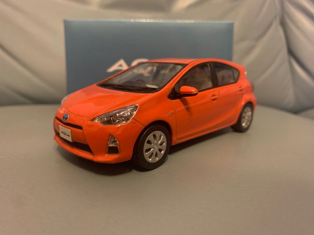 罕有］1:30 Toyota Aqua Prius C 前期金屬豐田原廠色辦車橙色, 興趣及