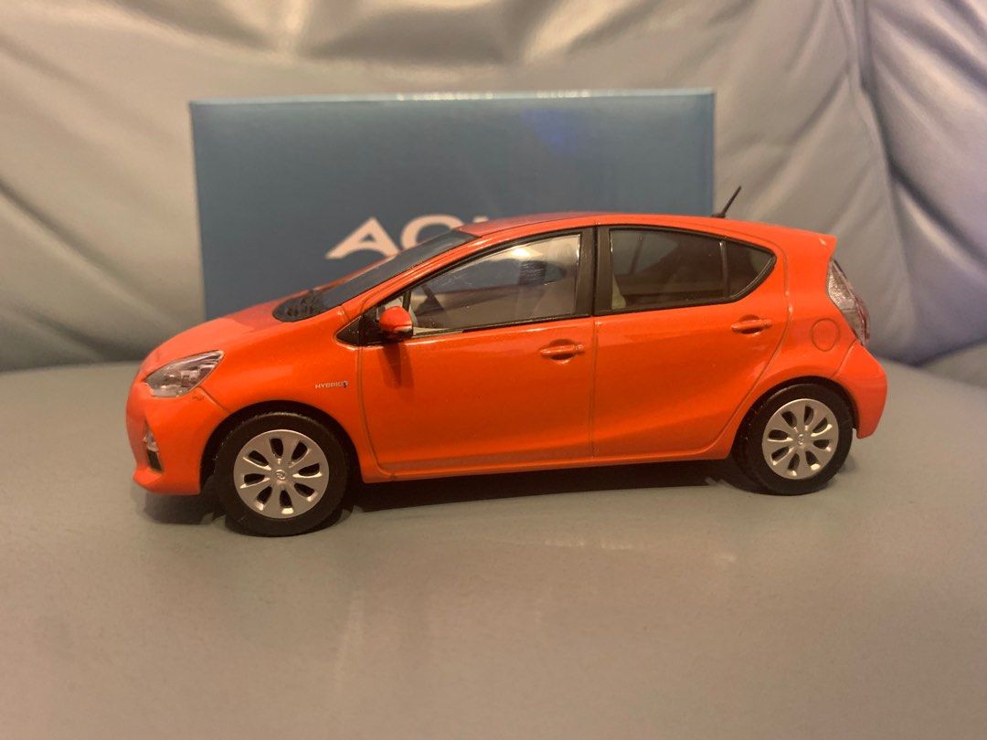 罕有］1:30 Toyota Aqua Prius C 前期金屬豐田原廠色辦車銀色, 興趣及