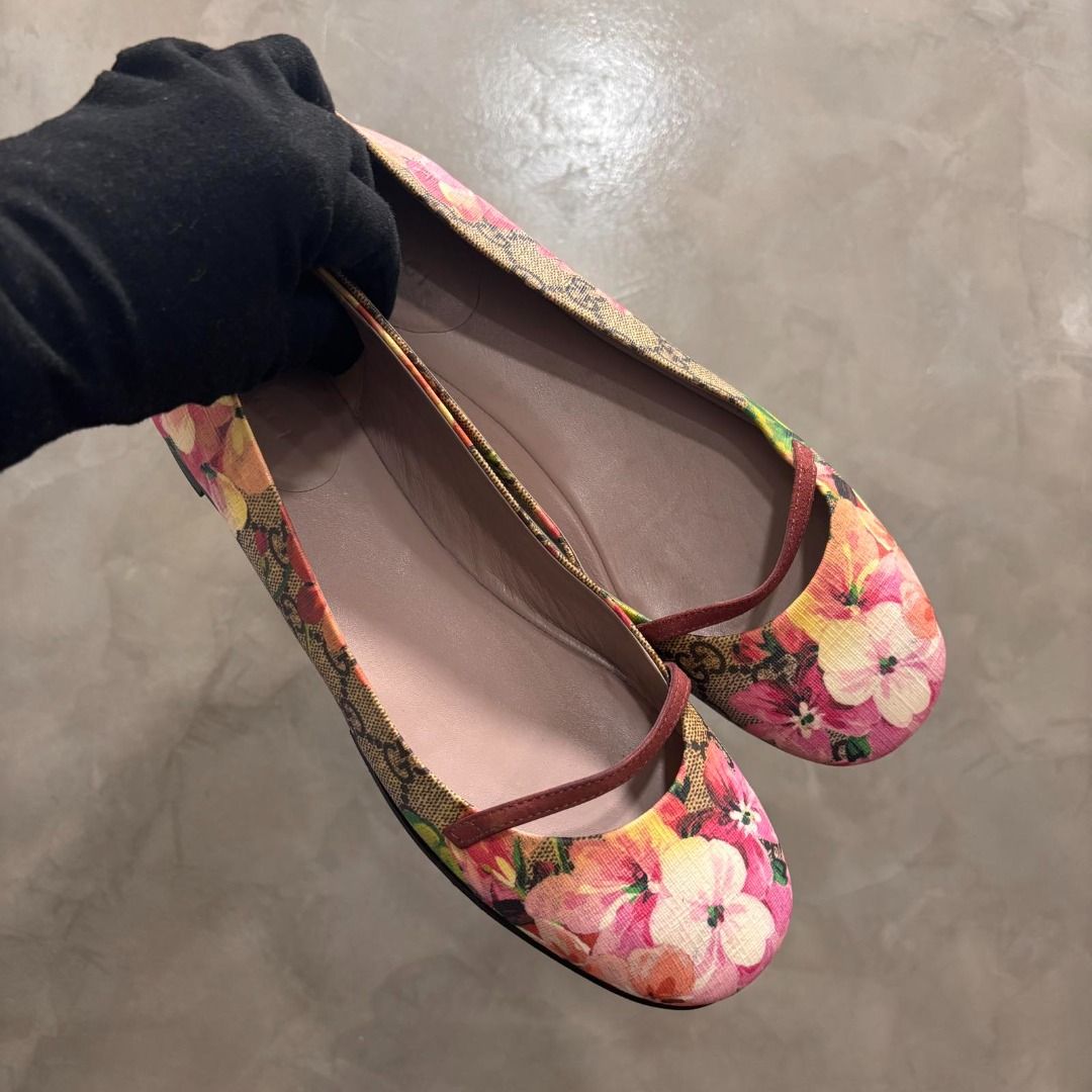 Gucci flat sneakers top