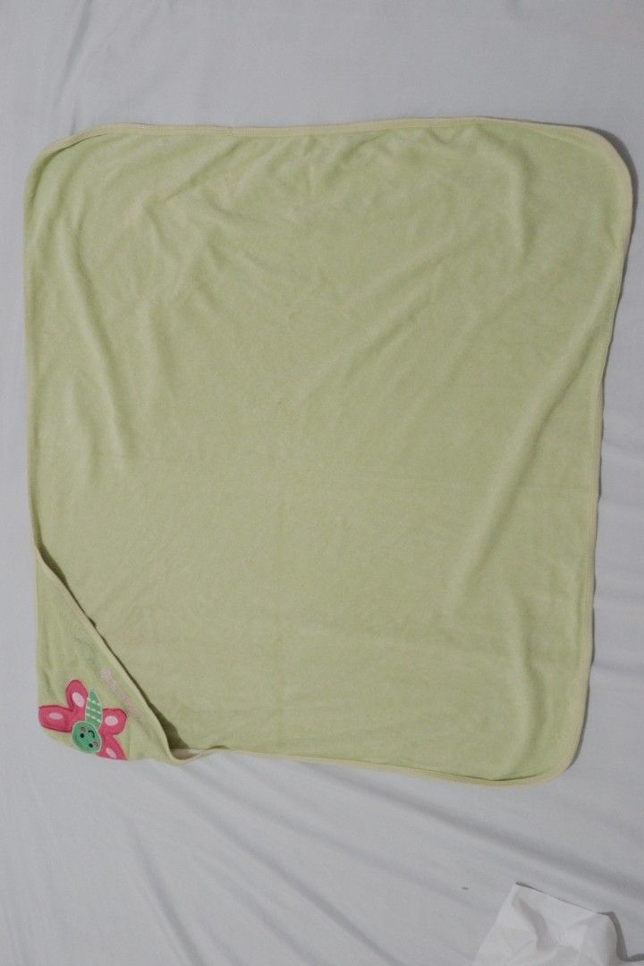 4 pcs. Hooded Towels for Babies (Category: Bathtub & Bath Accessories) located in Paranaque City. Submitted by mylittlecloset1201 (Listing ID 1334199785, Image 3). Description: Hooded towels for your baby. These towels were only used for about 6-8 months. Flaws due to use and storage may be seen but no tears and can still be used. These towels were then washed before storing in a smoke-free storage area..
