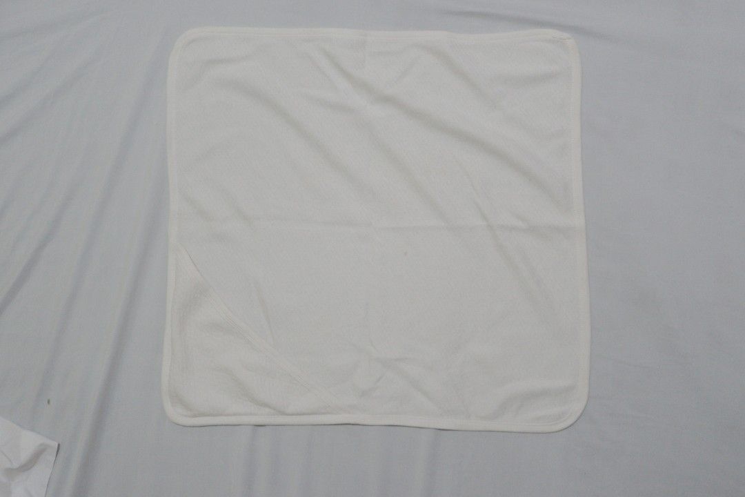 4 pcs. Hooded Towels for Babies (Category: Bathtub & Bath Accessories) located in Paranaque City. Submitted by mylittlecloset1201 (Listing ID 1334199785, Image 2). Description: Hooded towels for your baby. These towels were only used for about 6-8 months. Flaws due to use and storage may be seen but no tears and can still be used. These towels were then washed before storing in a smoke-free storage area..