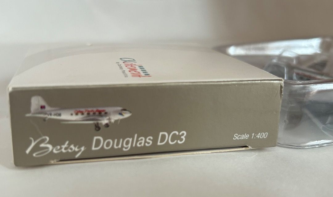 國泰Cathay Pacific Douglas DC-3 Betsy (1:400) with stand