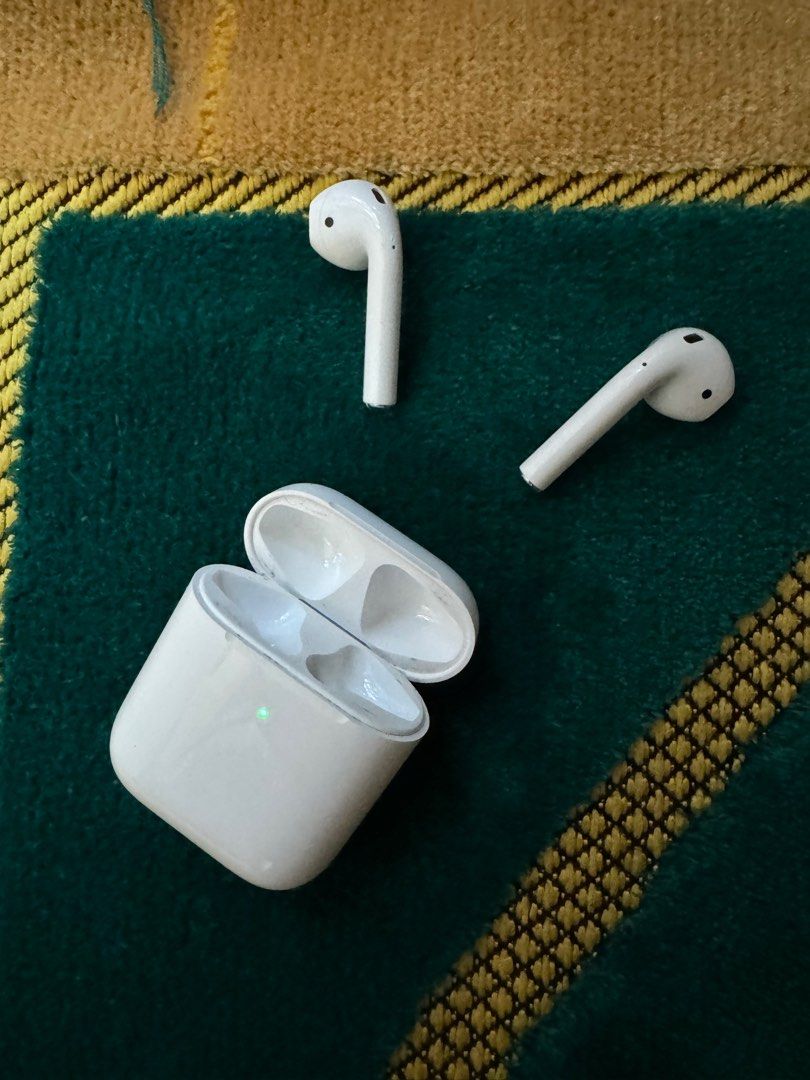 Apple Airpods 2 wirelles charging case ( just case ), 音響器材, 耳機 Carousell