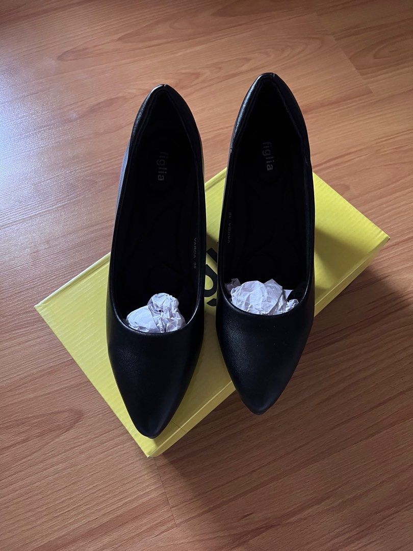 Black heels (Category: Heels) located in Muntinlupa City. Submitted by cssndrax (Listing ID 1334261274, Image 1). Description: - brand new, no flaws - soft insoles Rfs: usually a size 39 but i need to size up pala since its pointed huuu.