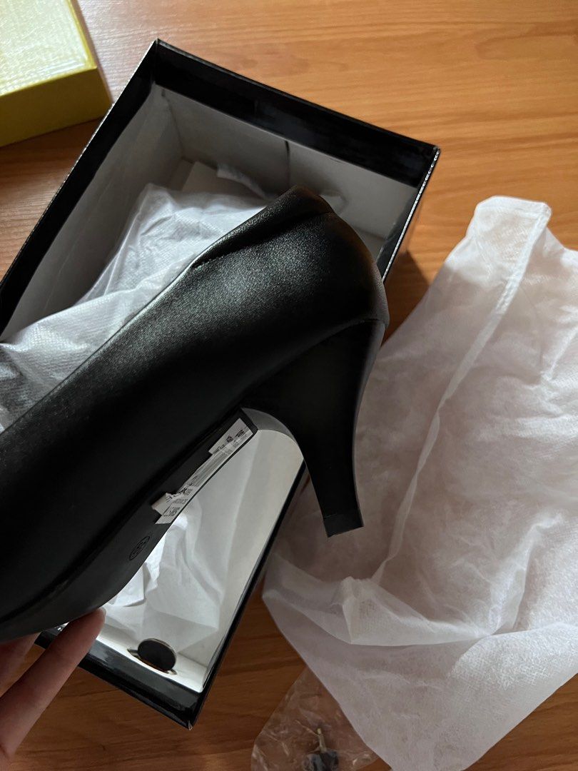 Black heels (Category: Heels) located in Muntinlupa City. Submitted by cssndrax (Listing ID 1334261274, Image 3). Description: - brand new, no flaws - soft insoles Rfs: usually a size 39 but i need to size up pala since its pointed huuu.