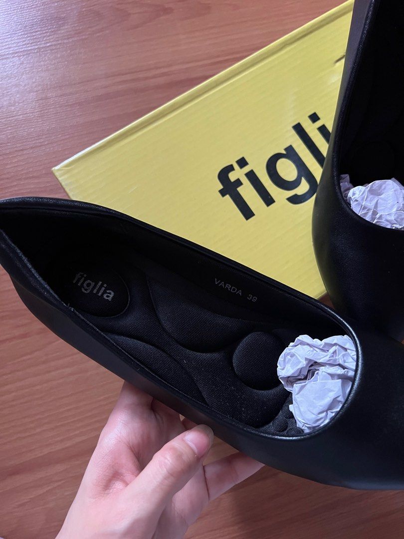 Black heels (Category: Heels) located in Muntinlupa City. Submitted by cssndrax (Listing ID 1334261274, Image 2). Description: - brand new, no flaws - soft insoles Rfs: usually a size 39 but i need to size up pala since its pointed huuu.