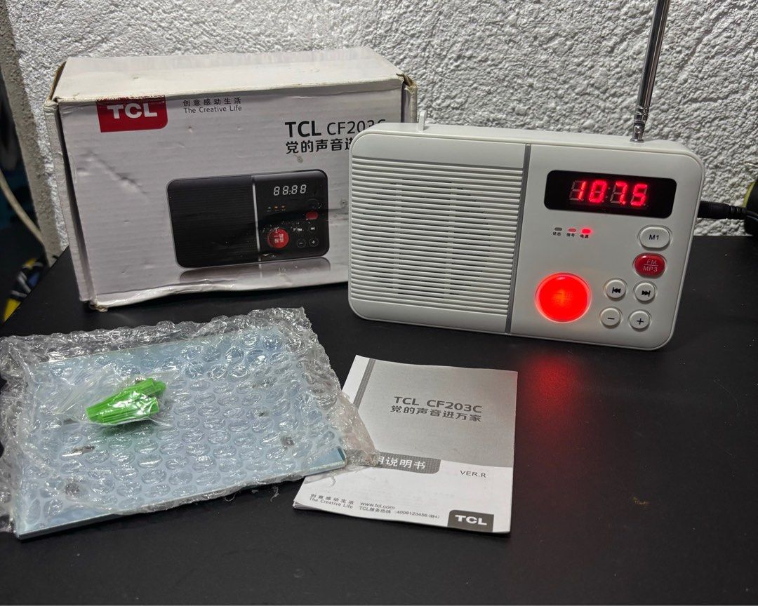 Brandnew TCL FM/MP3 Rechargeable player (Category: Other Home Appliances) located in Paranaque City. Submitted by dalle_closet (Listing ID 1334323744, Image 1). Description: Rechargeable Brandnew pa FM only Chinese language nya pero madali lang naman ioperate.