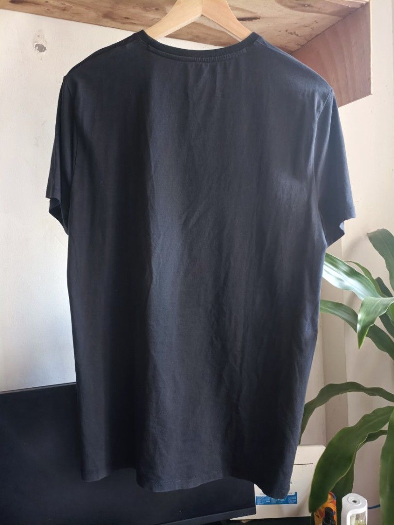 Buy Armani Exchange Erkek Tshirt (Category: Tshirts & Polo Shirts ) located in Taguig. Submitted by ms.kith_closet (Listing ID 1334280264, Image 2). Description: A|X Armani Exchange Men Crew Neck Short Sleeves Brand Logo T-Shirt, Black Combo Colorate 9/10 Condition 9/10 Please check measurements: Dimes:20W x 29L inches 95%Cotton 5%Cotton Spandex Large on tags Made in Portugal Issue: Crack Print on the color Orange side of the Print No Stains No S