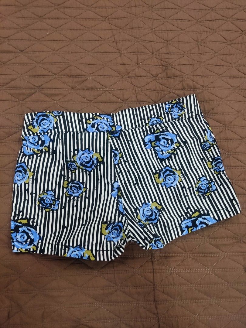 B&W Striped Blue Rose Print Shorts - forme (Category: Shorts) located in Batangas. Submitted by chrisern35 (Listing ID 1334255804, Image 2). Description: .
