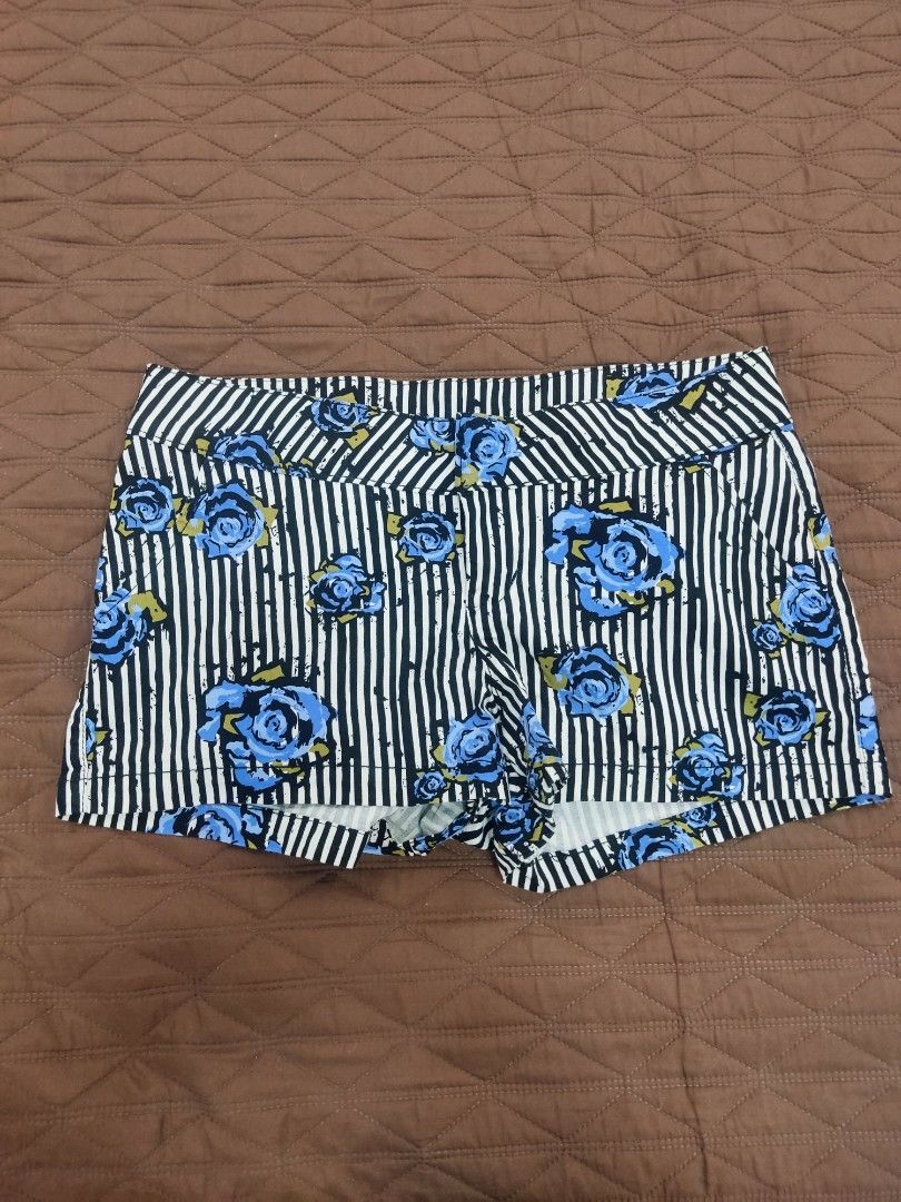 B&W Striped Blue Rose Print Shorts - forme (Category: Shorts) located in Batangas. Submitted by chrisern35 (Listing ID 1334255804, Image 1). Description: .