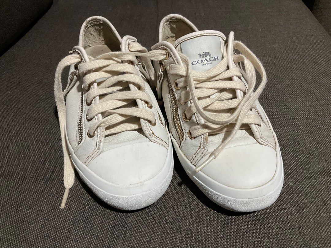 Coach sneaker (Category: Sneakers) located in Batangas. Submitted by devolerpyu19 (Listing ID 1312845793, Image 2). Description: mrmeng beses n pong ngmit at subok n po ang brand mgnda p po sya kaunting linis lng po.