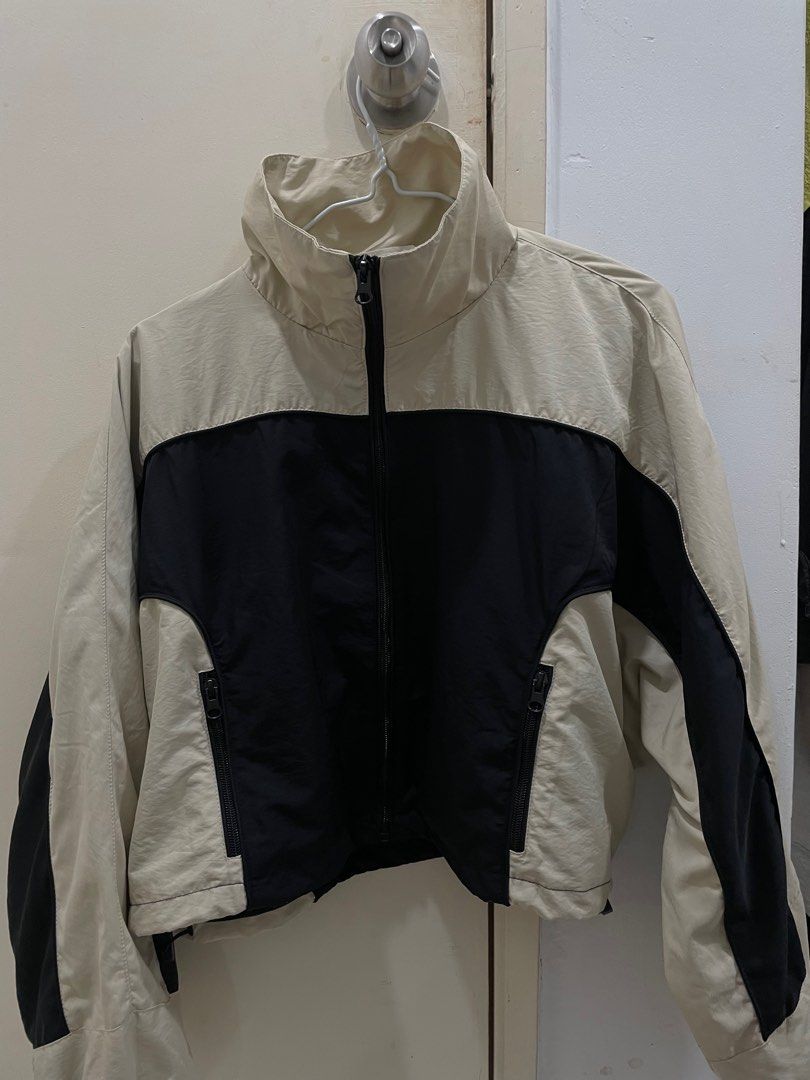 Crop Jacket (Category: Coats, Jackets and Outerwear) located in Petaling Jaya. Submitted by prelovedbynalya (Listing ID 1334356563, Image 1). Description: Use once.