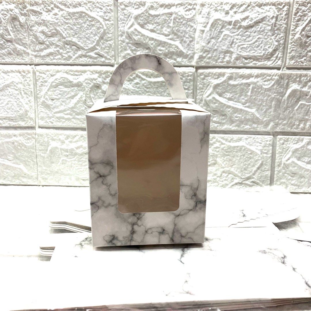 Cupcake Box with cupcake holders (Category: Bakeware) located in Manila. Submitted by thekidshop (Listing ID 1334311953, Image 1). Description: .