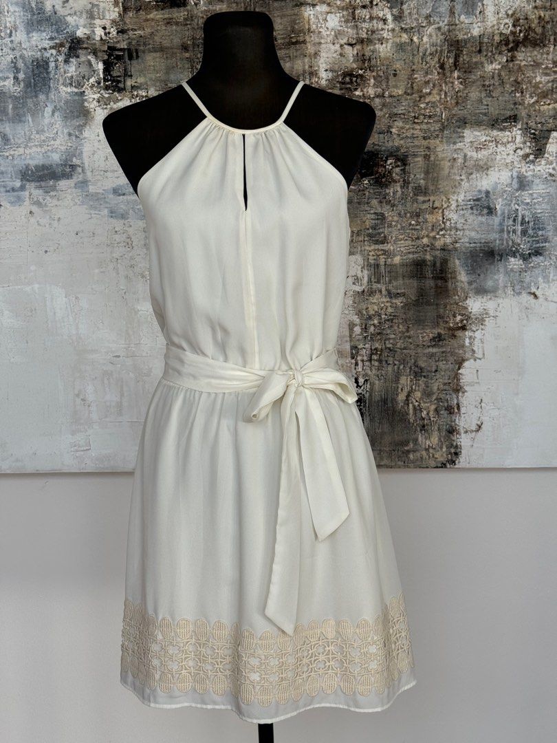 Express Sleeveless Dress (Category: Dresses) located in Muntinlupa City. Submitted by time2declutter (Listing ID 1334236693, Image 1). Description: Express, Inc is an American retailer. White haltered dress. .