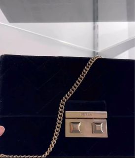 (Category: ) located in . Submitted by closetbymm (Listing ID 1334296758, Image 1). Description: .