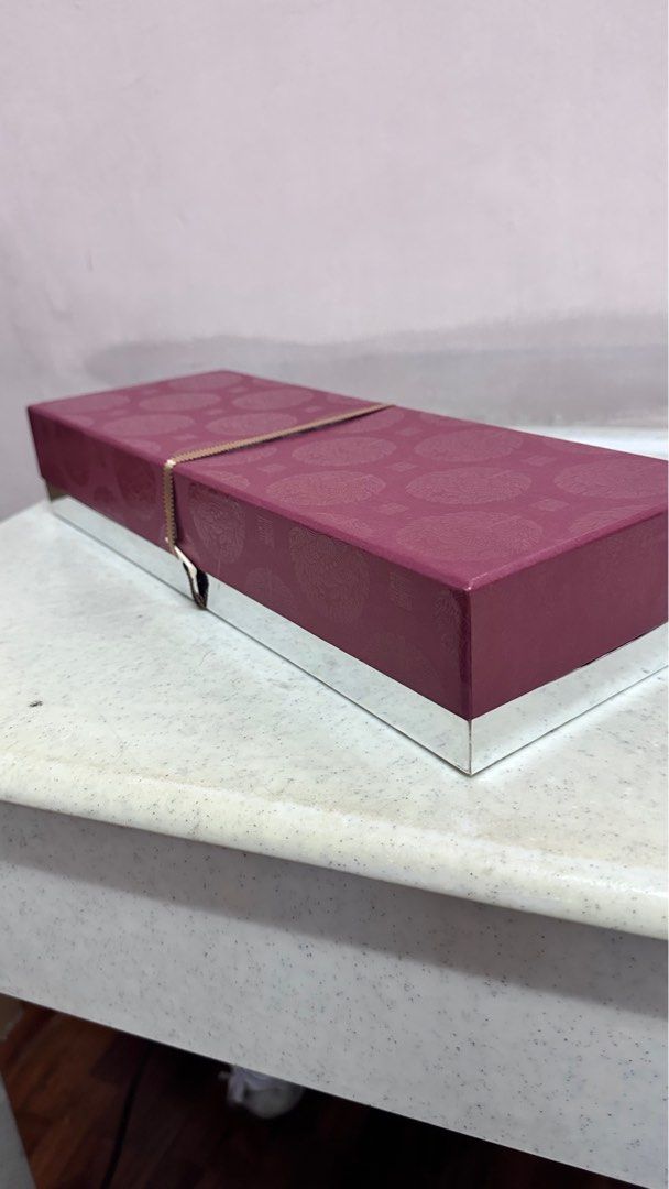 Gift box (Category: Gift Baskets & Hampers) located in Manila. Submitted by hapibday.everyday (Listing ID 1334304927, Image 3). Description: 2.5” H x 14.5” L x 5.5” W.