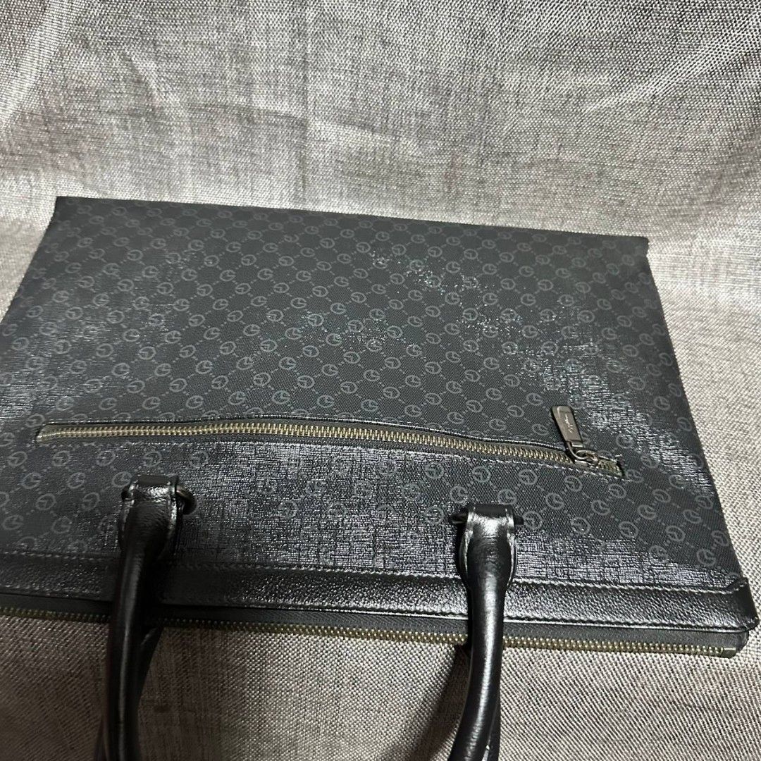 Gold lion document bag (Category: Luxury Bags & Wallets) located in Manila. Submitted by greyinfash06839 (Listing ID 1334360891, Image 3). Description: 🤍Price: 3,900 pesos only 🤍Item: Gold lion document bag 🤍Brand: Gold Lion 🤍Matirial: Leather 🤍Quality: Original 🤍color: Black 🤍Size: Medium 🤍Dimension. H: 10 L: 14 W: 2 🤍Sex: For Men 🤍Issue: Sign of use 🤍Condition Rate: 9/10 🤍Other info:.