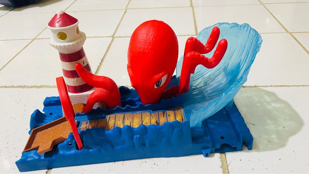 Hot Wheels Octopus Pier Attack in Pool Track