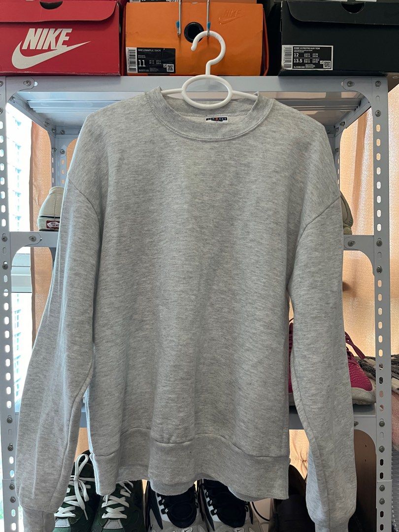 Jerzees Crew Neck Sweater (Category: Coats, Jackets and Outerwear) located in Quezon City. Submitted by engineercj (Listing ID 1334222021, Image 1). Description: Gray Jerzees Crew Neck - 22x25 Good as new 500 Makati Area.