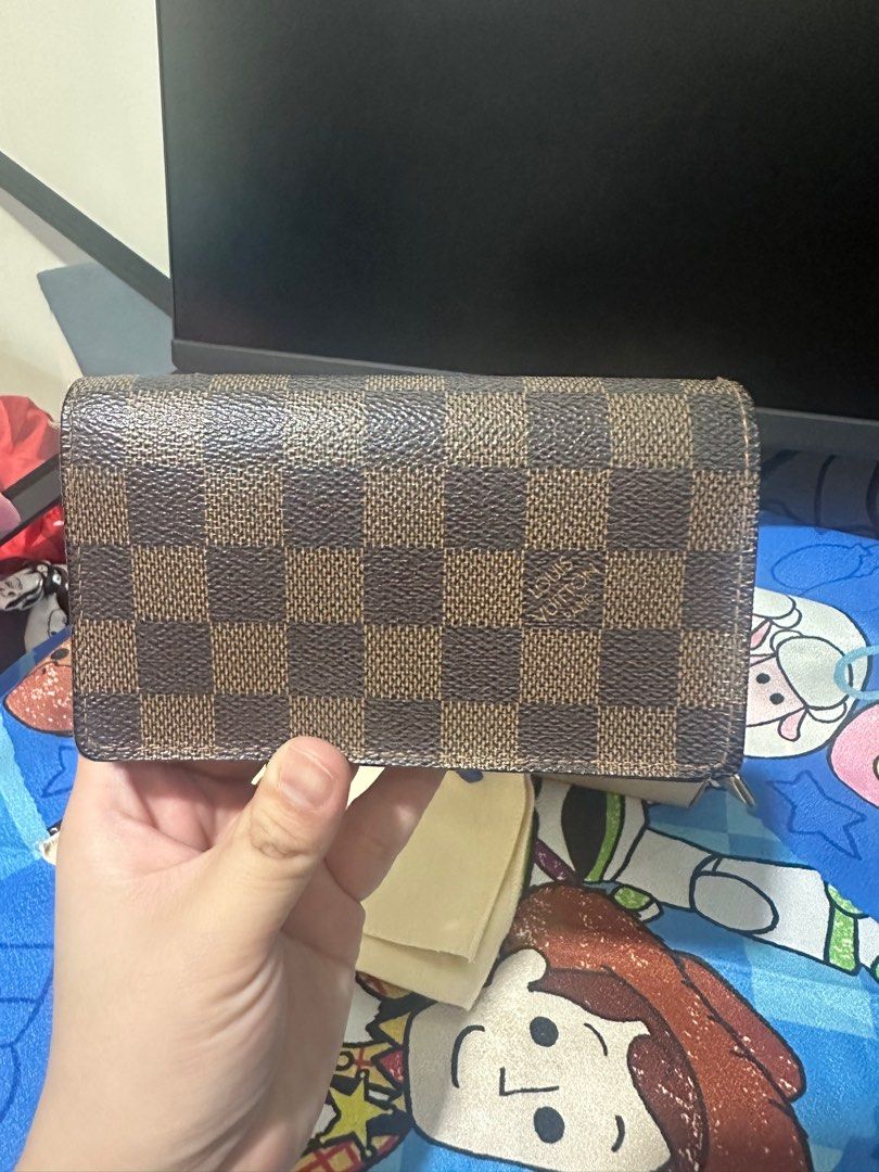 Louis Vuitton authentic medium wallet (Category: Luxury Bags & Wallets) located in Quezon City. Submitted by purple22 (Listing ID 1334290219, Image 2). Description: .