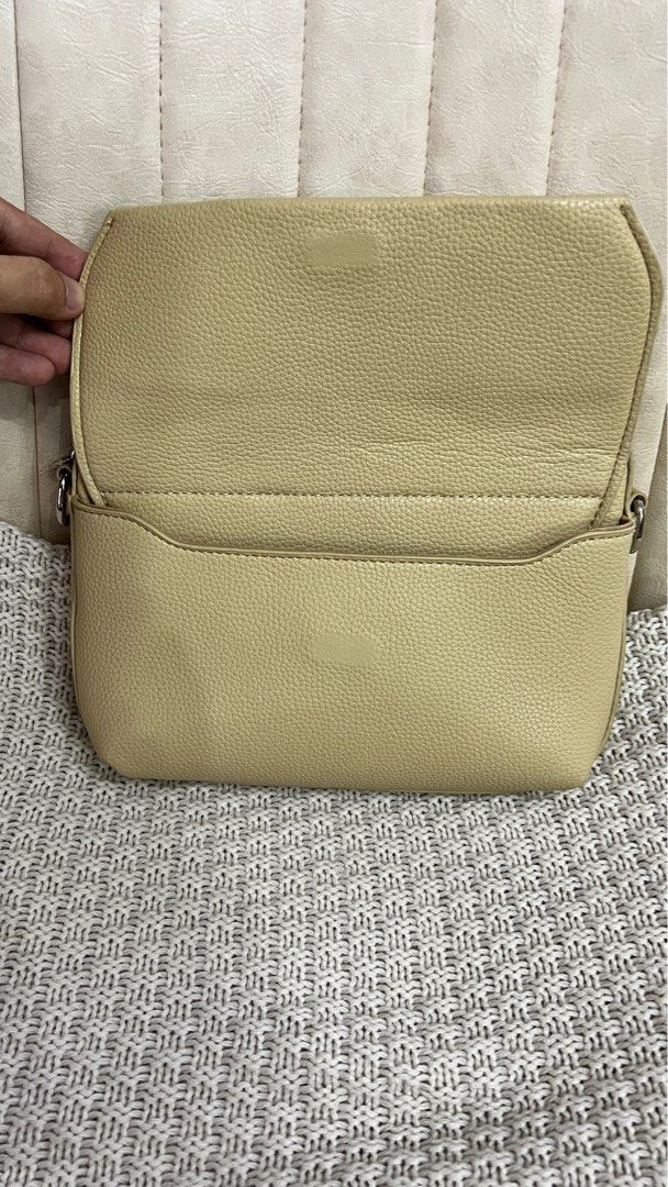 Louis Vuitton Fastline Messenger Bag (Category: Luxury Bags & Wallets) located in Mandaluyong City. Submitted by ilovenicethings888 (Listing ID 1334370737, Image 2). Description: Almost new. Good deal on this bag. Just need to declutter some things. With box and dustbag.