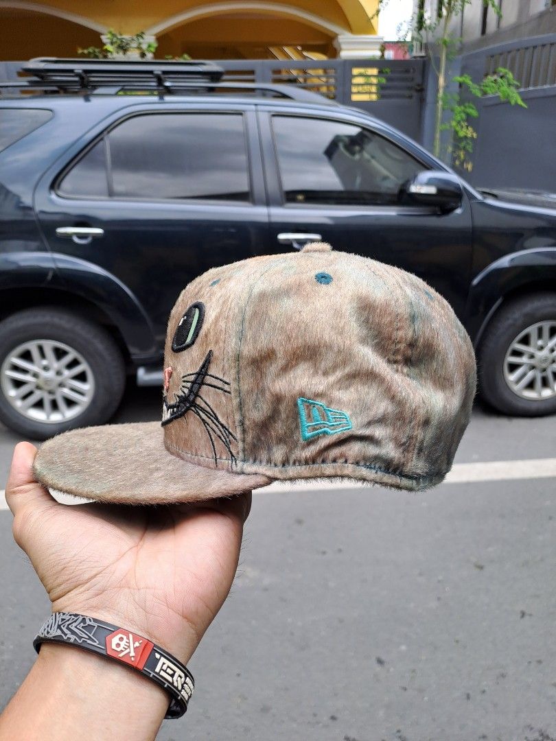 New Era Cheshire Cat (Category: Caps & Hats) located in Makati City. Submitted by aizen15 (Listing ID 1334231007, Image 3). Description: New Era x Alice in wonderland Cheshire Cat Size 7 3/8 issue: minor fade on sweatband (Front).