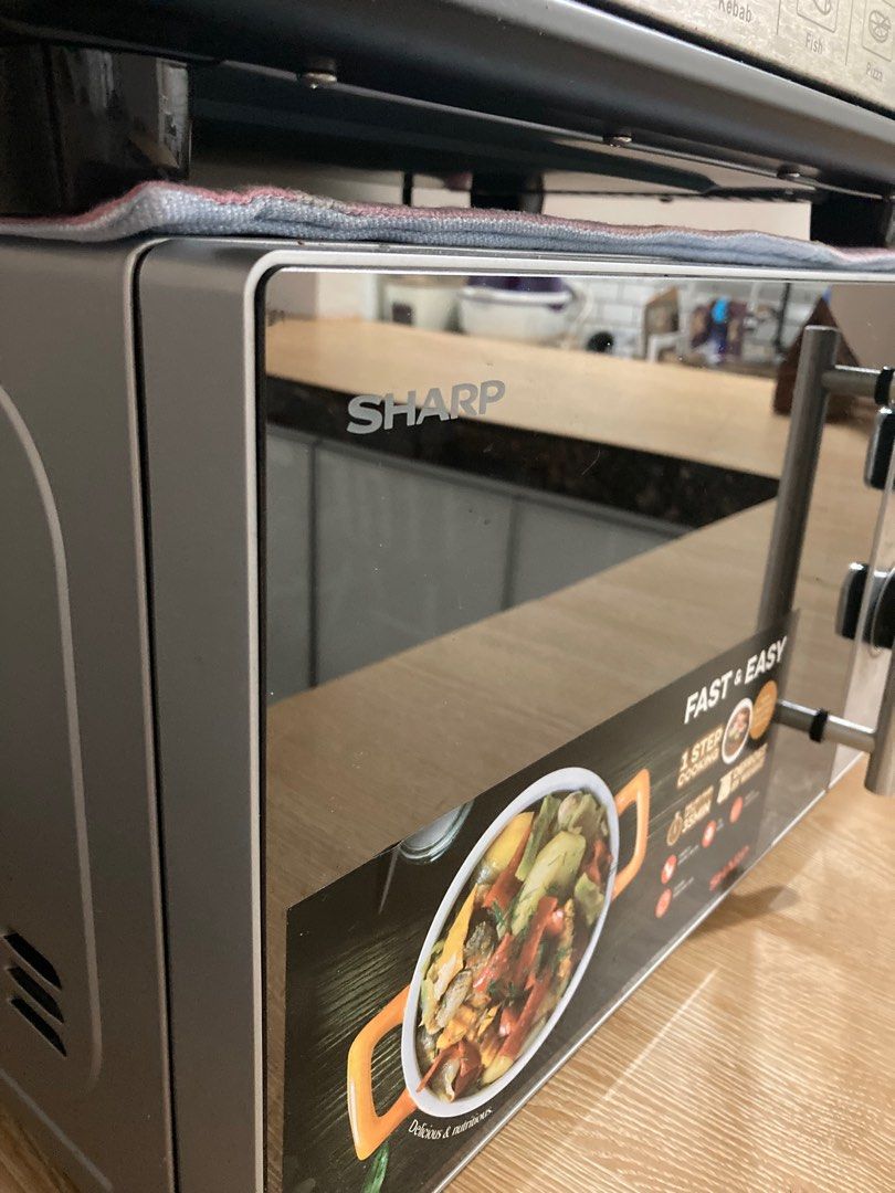 Sharp microwave (Category: Bakeware) located in Bemban. Submitted by rollingrackloved (Listing ID 1334295617, Image 1). Description: In good condition rarely used.