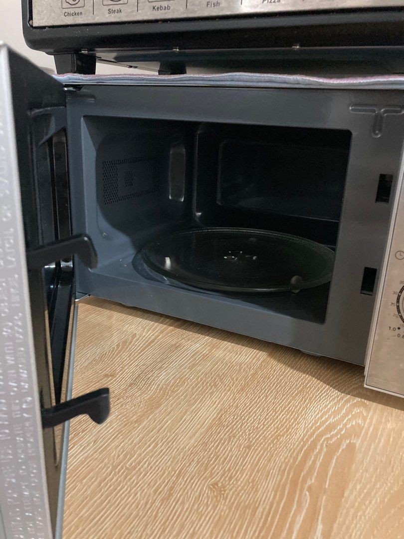 Sharp microwave (Category: Bakeware) located in Bemban. Submitted by rollingrackloved (Listing ID 1334295617, Image 2). Description: In good condition rarely used.