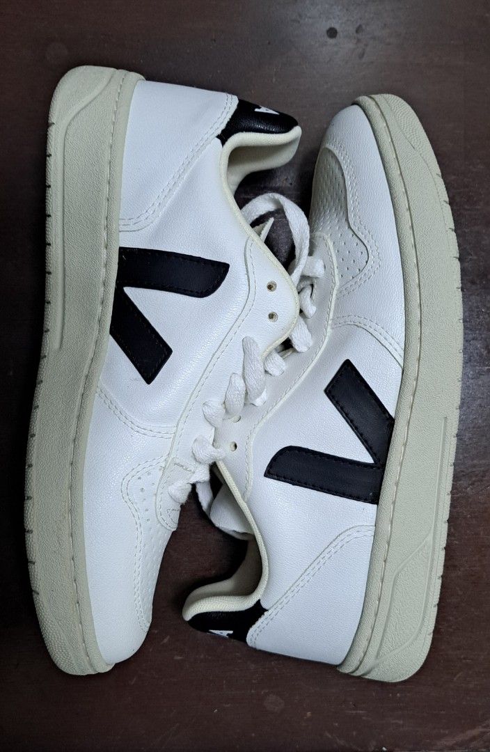 Veja sneakers (Category: Sneakers) located in Pasig City. Submitted by applewall (Listing ID 1334230979, Image 1). Description: bought from Nordstrom Rack tagged as worn and refinished never used price negotiable.