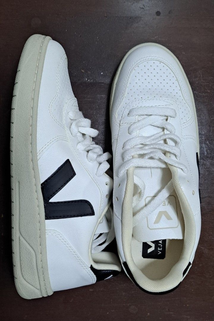 Veja sneakers (Category: Sneakers) located in Pasig City. Submitted by applewall (Listing ID 1334230979, Image 2). Description: bought from Nordstrom Rack tagged as worn and refinished never used price negotiable.