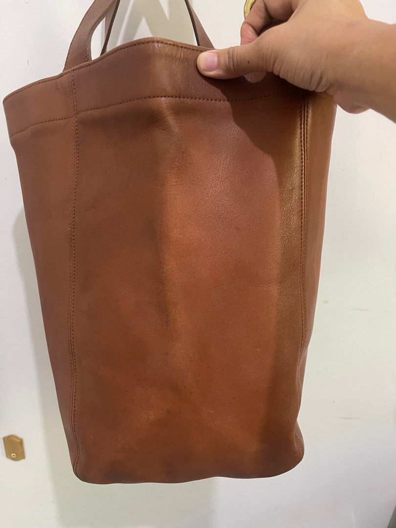 Vintage Coach Duffle Soho XL (Category: Luxury Bags & Wallets) located in Urdaneta. Submitted by picky_picker (Listing ID 1334257500, Image 3). Description: Vintage Coach Duffle Soho XL British Tan in Brass Hardware With its Original HangTag Dimension (H) 15” Top (L) 16.5” Bottom ( L) 9” Width - 8” Please Check all Pics Provided for more details * Charms not included*.