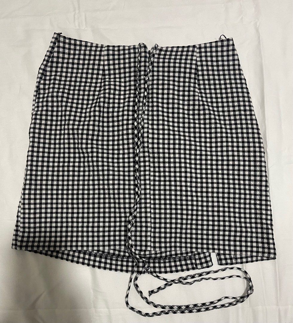 Zara Checked Black and White Tieback Skirt (Category: Skirts) located in Caloocan City. Submitted by jusmmmm (Listing ID 1334267917, Image 2). Description: Authentic Zara, never used, still with tag .