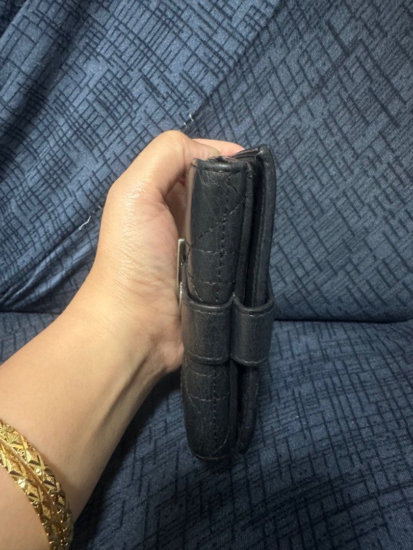 Authentic Christian Dior shor t bifold wallet (Category: Luxury Bags & Wallets) located in Pasig City. Submitted by pearlovesjohann (Listing ID 1339063218, Image 2). Description: From Japan Last photo for reference only may konting run sa coinpurse (second to the last photo).