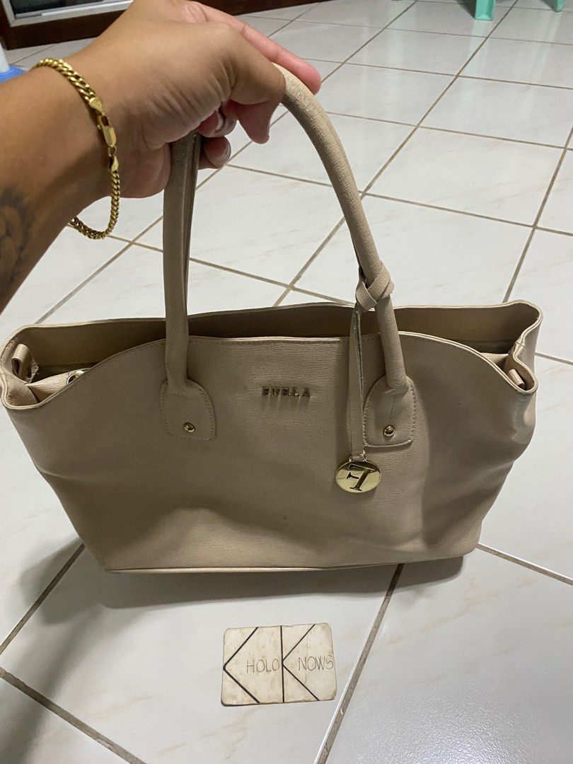 Authentic Furla Shoulder Bag (Category: Luxury Bags & Wallets) located in Badian. Submitted by choloknows (Listing ID 1339130909, Image 2). Description: Excellent Condition Color rate: 9.5/10 (biege) Minor sign of use (see last picture) 1500 + sf.