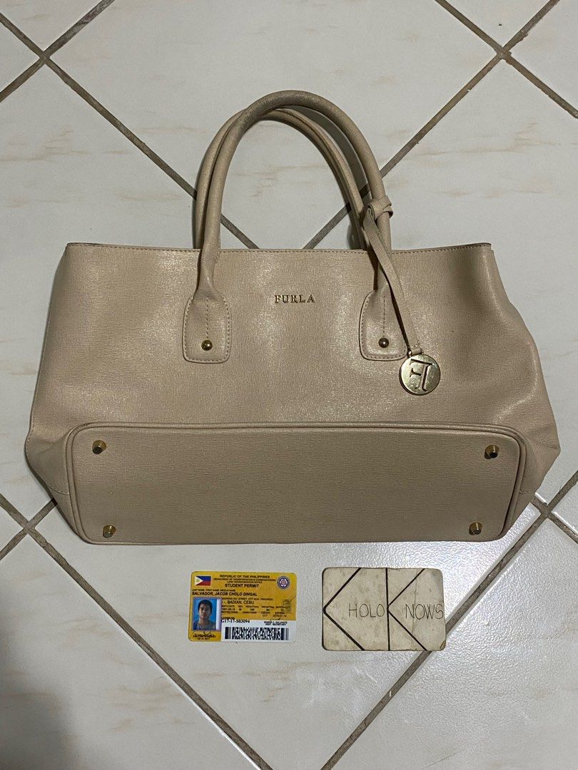 Authentic Furla Shoulder Bag (Category: Luxury Bags & Wallets) located in Badian. Submitted by choloknows (Listing ID 1339130909, Image 1). Description: Excellent Condition Color rate: 9.5/10 (biege) Minor sign of use (see last picture) 1500 + sf.