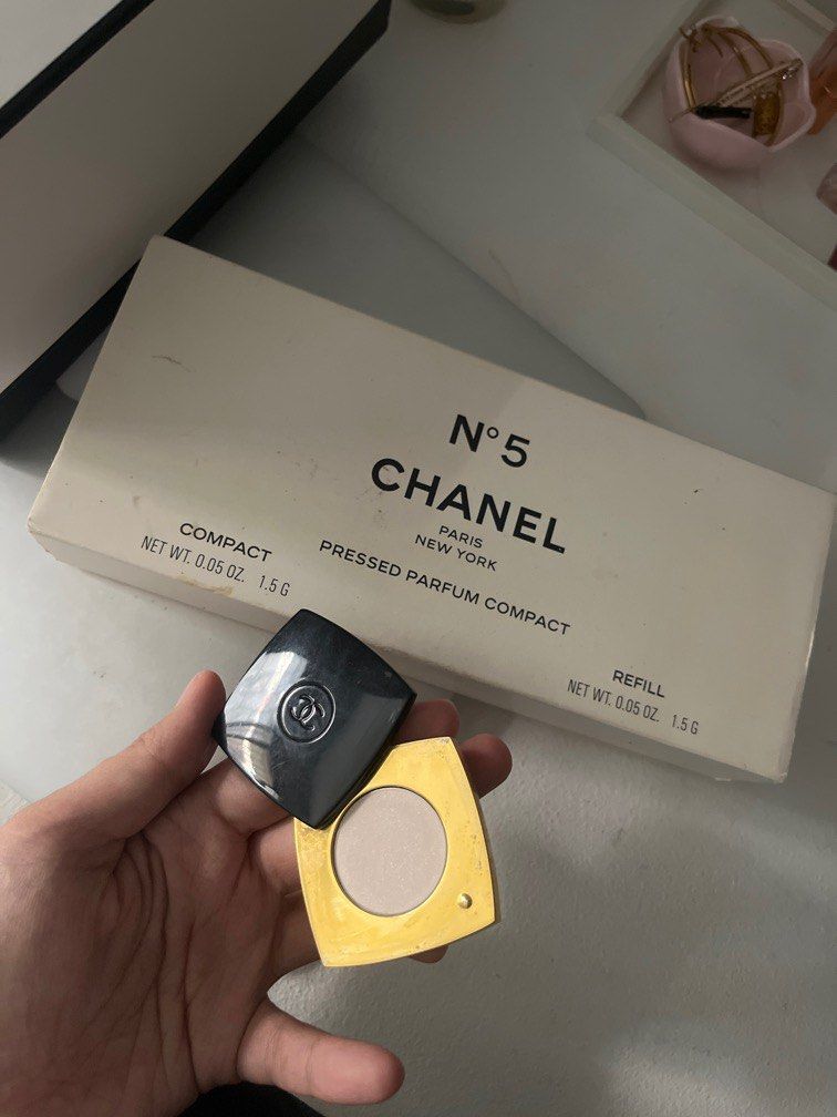 Chanel No. 5 Solid Perfume / Pressed (Category: Fragrance & Deodorants) located in Makati City. Submitted by gbyethinx (Listing ID 1339025271, Image 1). Description: Chanel No. 5 pressed perfume 1.5g in the compact 1.5g refill Total of 3g pressed perfume. It’s long lasting I just don’t use it coz I only bring it when traveling but rarely re-apply perfume. 🙃.