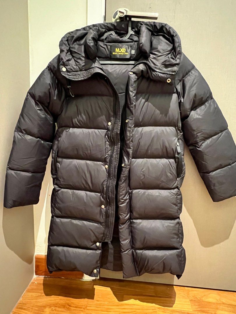 Down jacket (Category: Babies & Kids Fashion) located in Singapore. Submitted by chantelle_96 (Listing ID 1339074300, Image 1). Description: Very thick down jacket in black. Good for extremely cold weather .