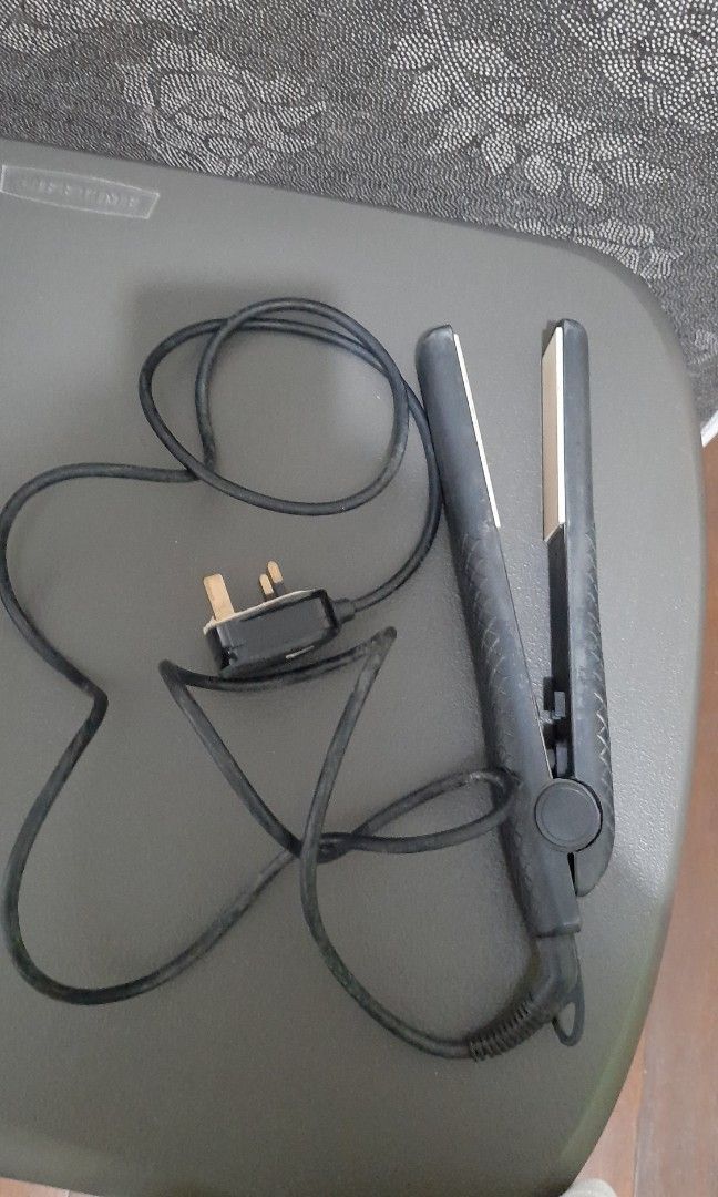 Hair straightening (Category: Hair) located in Paranaque City. Submitted by rouses (Listing ID 1339006307, Image 2). Description: di na nagagamit but still working and in good condition.bought this in sm makati..
