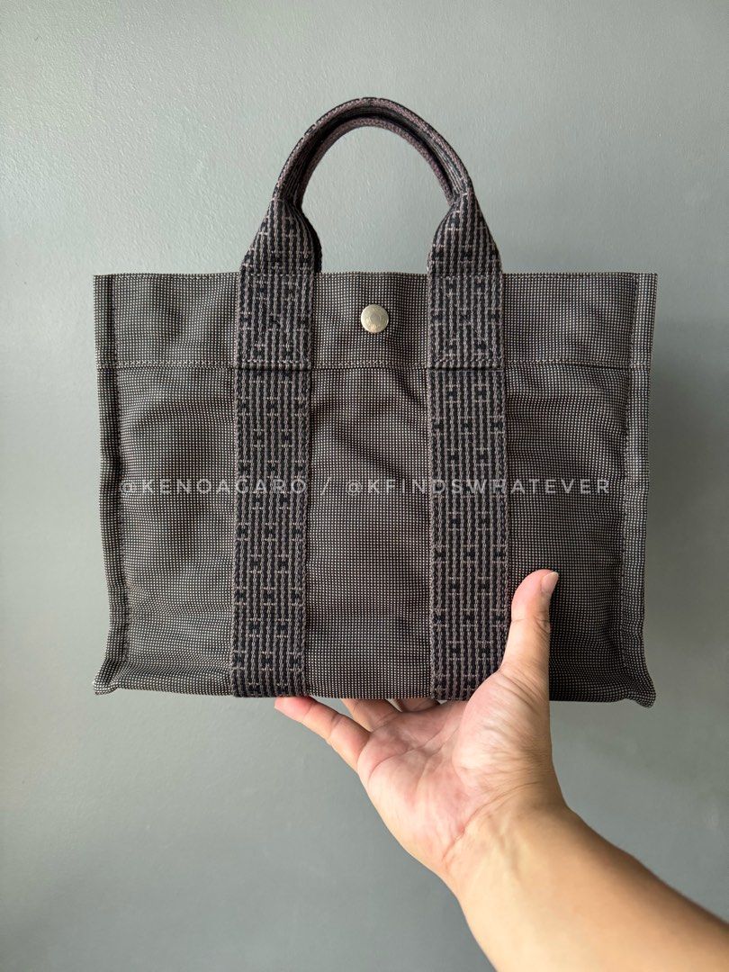Hermès Herline Tote PM (Category: Luxury Bags & Wallets) located in Manila. Submitted by kfindswhatever (Listing ID 1339089700, Image 2). Description: Authentic from Japan Good Condition and clean no corner rubs No discoloration With original lock missing key.