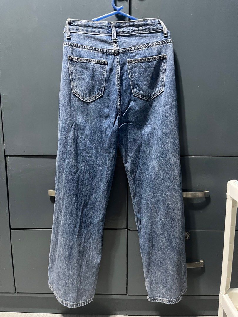 Highwaist jeans straight cut (Category: Jeans) located in Malabon City. Submitted by manymoon (Listing ID 1339051466, Image 2). Description: Size 25-26 Soft denim Length 39 Leg hole 10.