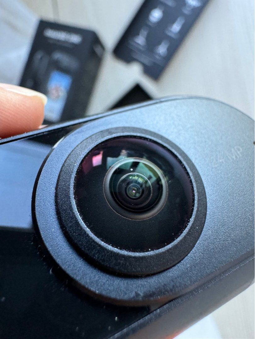 Insta360 ONE 第一代 （分類：攝錄機）位於 Hong Kong。 由 varadise 提交（商品編號 1339017166，圖片 2）。簡介： 少用 有盒 9成新 鏡頭小花 第一代iPhone 專用360 鏡頭 可獨立使用 又有 Lightning 頭直插iPhone用 可拍2400萬像素相片及4K影片。 順豐到付 掃管笏 博愛醫院 交收 。