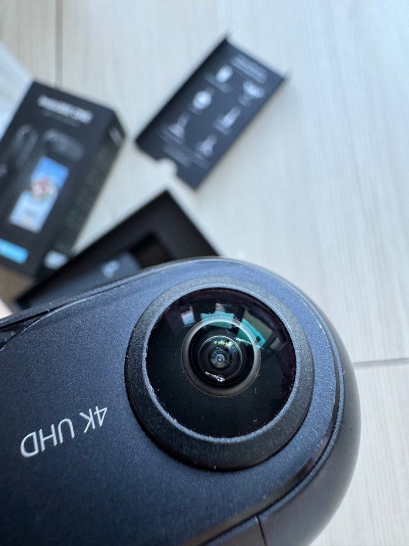 Insta360 ONE 第一代 （分類：攝錄機）位於 Hong Kong。 由 varadise 提交（商品編號 1339017166，圖片 3）。簡介： 少用 有盒 9成新 鏡頭小花 第一代iPhone 專用360 鏡頭 可獨立使用 又有 Lightning 頭直插iPhone用 可拍2400萬像素相片及4K影片。 順豐到付 掃管笏 博愛醫院 交收 。