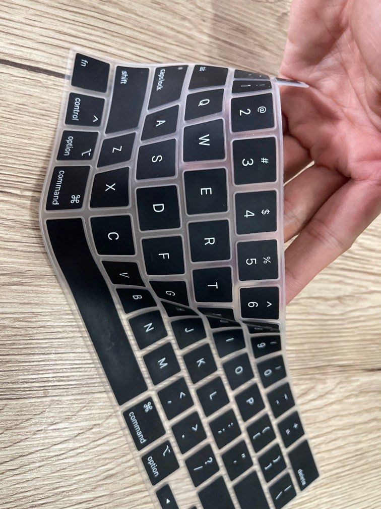 Macbook Pro 13 Moshi Keyboard cover (Category: Computer Keyboard) located in Quezon City. Submitted by ccgem (Listing ID 1339057422, Image 2). Description: Used only for a month Still in mint condition Bought at PowerMac Greenbelt for ₱1950 Selling very low RFS: decluttering Will be shipped with bubble wrap and coard protector .