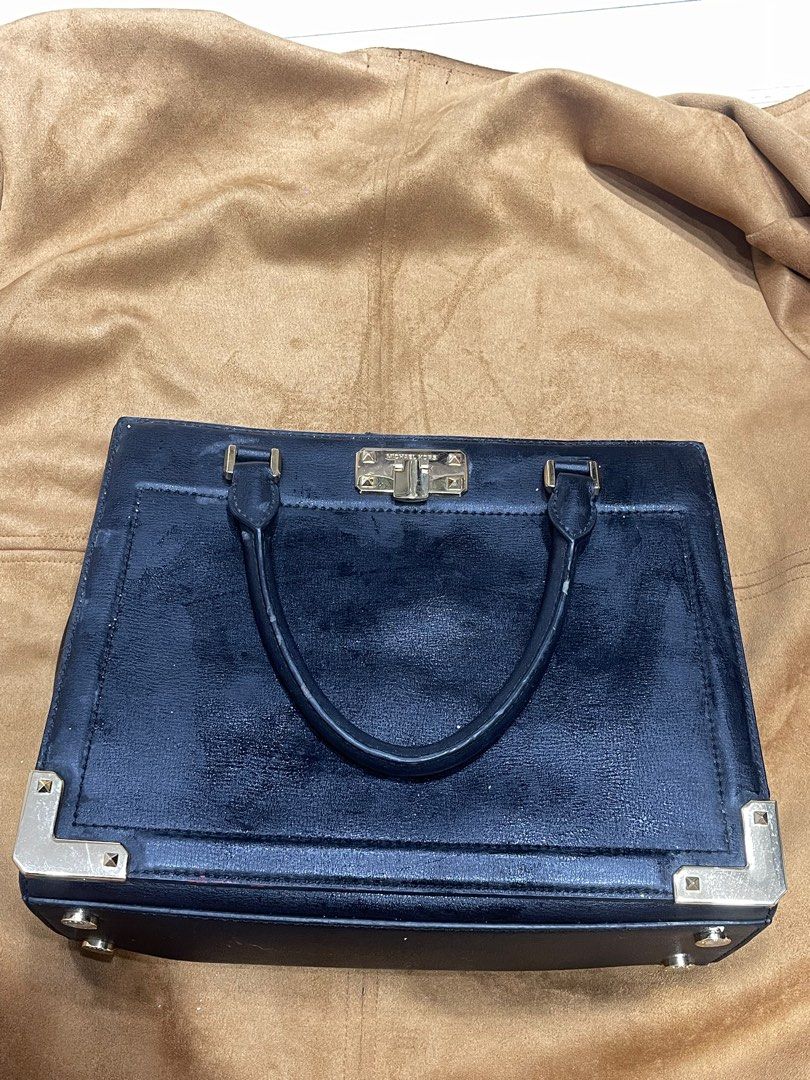 Michael Kors Bag Authentic (Category: Luxury Bags & Wallets) located in Manila. Submitted by _closet888 (Listing ID 1338908116, Image 2). Description: number of use : 1 original price : 1040 aed -If the post is still up, it’s available. Please don’t message just to ask if it’s still available -Shipping is via Lalamove or GrabExpress ( shipping costs will be shouldered by the buyer) ( I will be the one to book) -Payment : Gcash or Cash on Delivery