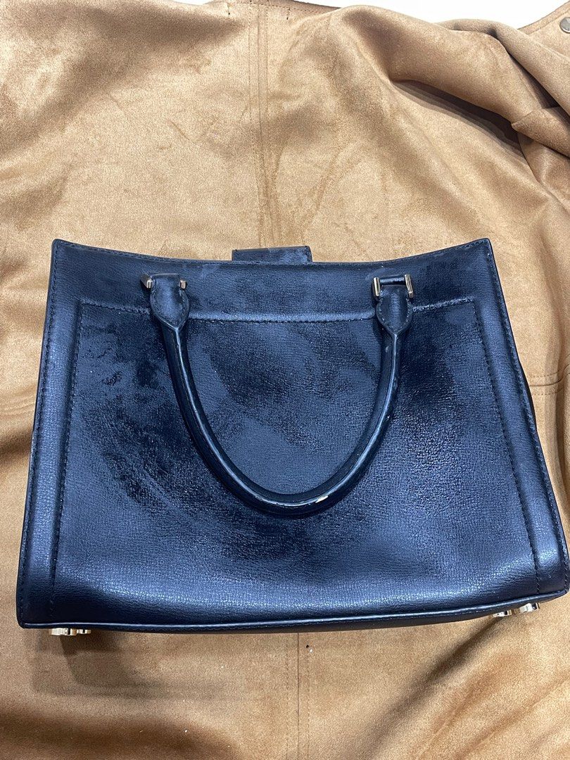 Michael Kors Bag Authentic (Category: Luxury Bags & Wallets) located in Manila. Submitted by _closet888 (Listing ID 1338908116, Image 3). Description: number of use : 1 original price : 1040 aed -If the post is still up, it’s available. Please don’t message just to ask if it’s still available -Shipping is via Lalamove or GrabExpress ( shipping costs will be shouldered by the buyer) ( I will be the one to book) -Payment : Gcash or Cash on Delivery