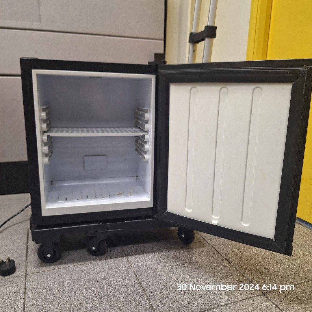 Mini chiller (Category: Other Home Appliances) located in Singapore. Submitted by cookiemonster (Listing ID 1339113982, Image 3). Description: .