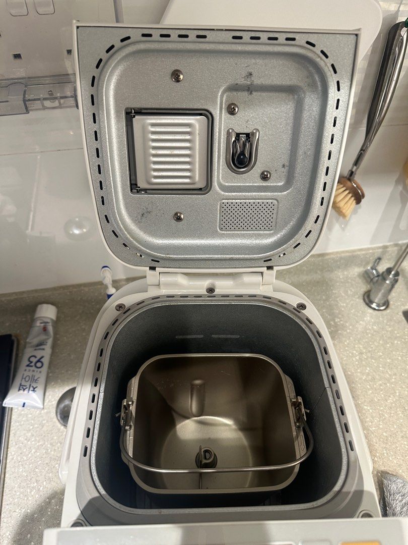Panasonic bread maker (Category: Breadmakers) located in Singapore. Submitted by rainbow_xoxo33 (Listing ID 1337520300, Image 3). Description: .