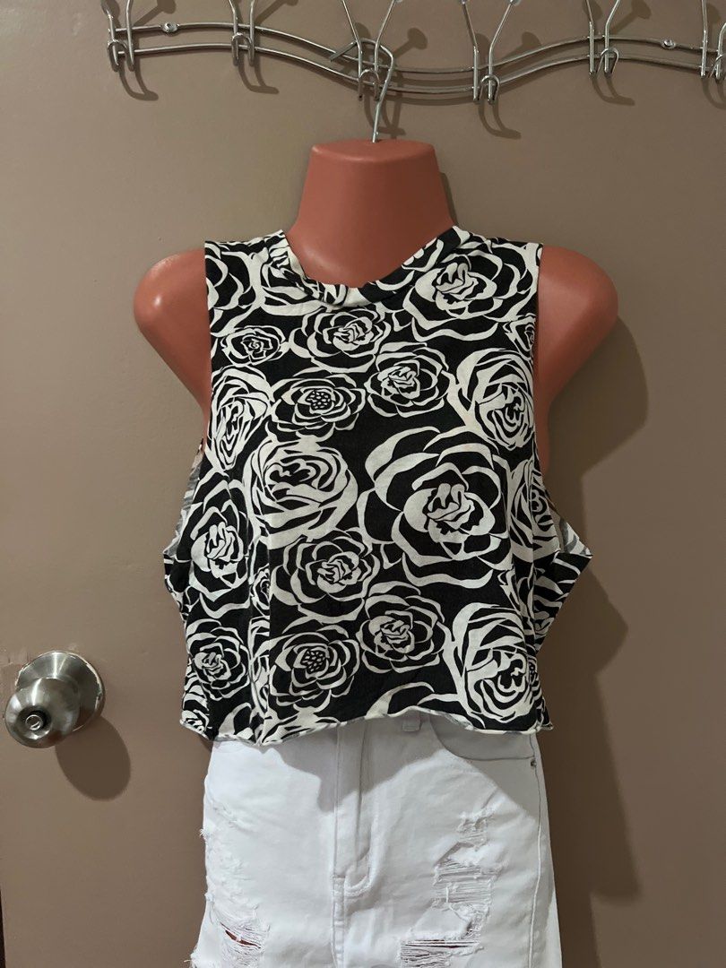 Printed crop top size XS (Category: Sleeveless) located in Cainta. Submitted by all.izzys (Listing ID 1339091103, Image 1). Description: Size XS-S.