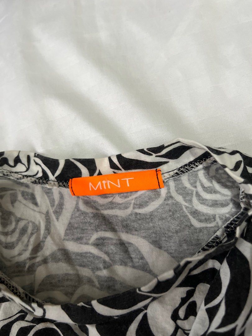 Printed crop top size XS (Category: Sleeveless) located in Cainta. Submitted by all.izzys (Listing ID 1339091103, Image 3). Description: Size XS-S.