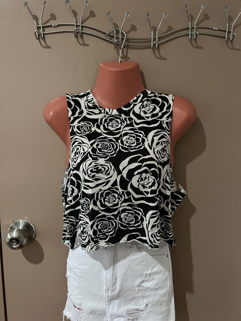 Printed crop top size XS (Category: Sleeveless) located in Cainta. Submitted by all.izzys (Listing ID 1339091103, Image 2). Description: Size XS-S.